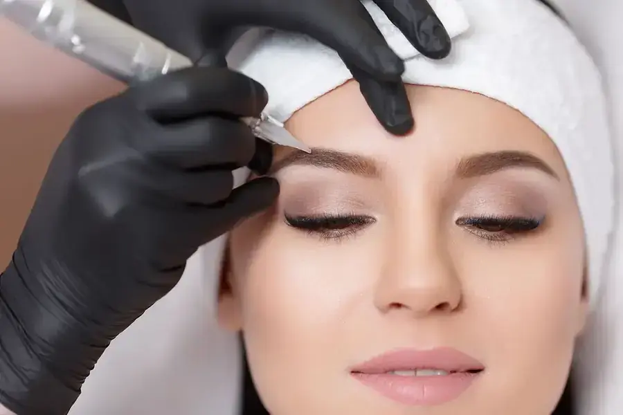Maquillage semi-permanent des sourcils au dermographe à Nice — Samantha Esthétique