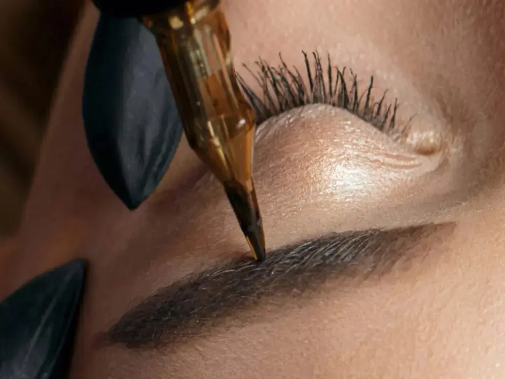 Maquillage semi-permanent des sourcils à Nice — gros plan, Samantha Esthétique